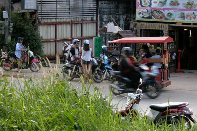 Streetlife im Village an der Phra Ae Road - Ko Lanta Streetlife im Village an der Phra Ae Road - Ko Lanta
