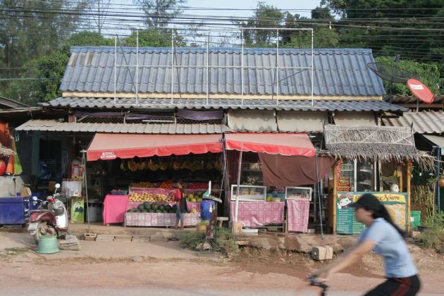 Streetlife im Village an der Phra Ae Road - Ko Lanta Streetlife im Village an der Phra Ae Road - Ko Lanta