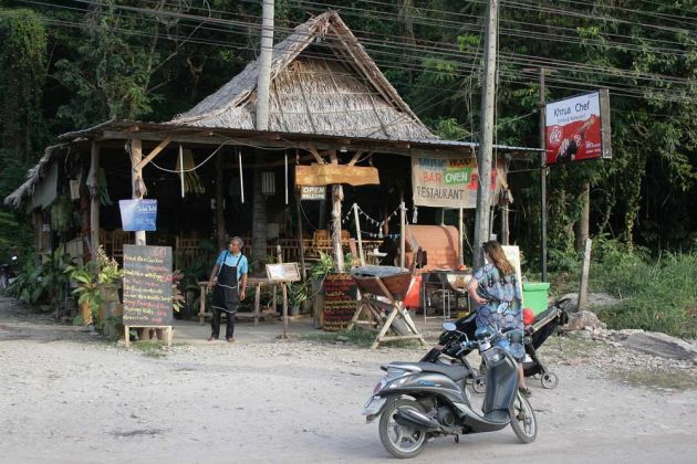 Streetlife im Village an der Phra Ae Road - Ko Lanta Streetlife im Village an der Phra Ae Road - Ko Lanta