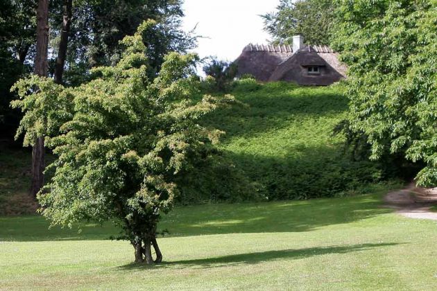 Liselund, Mön - gut versteckt liegt das Norwegische Haus am Nordrand der Lichtung im Schloßpark... det Norske Hus Liselund, Mön - gut versteckt liegt das Norwegische Haus am Nordrand der Lichtung im Schloßpark... det Norske Hus