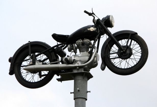 Die Motorrad-Säule vor dem Fahrzeugmuseum Suhl Die Motorrad-Säule vor dem Fahrzeugmuseum Suhl
