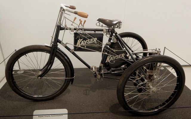 Kayser Tricycle, Baujahr 1899 - Einzylinder-Viertaktmotor 293 ccm, 1,75 PS - Motorradmuseum Schloss Augustusburg Kayser Tricycle, Baujahr 1899 - Einzylinder-Viertaktmotor 293 ccm, 1,75 PS - Motorradmuseum Schloss Augustusburg