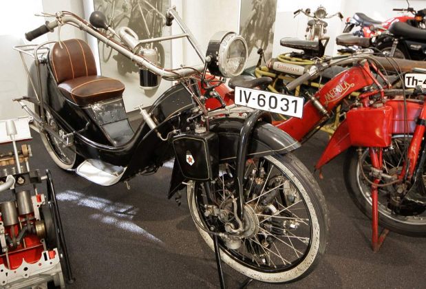 Megola-Tourer mit im Vorderrad eingebautem Fünfzylinder-Viertakt-Sternmotor, Baujahr 1922 - Motorradmuseum Schloss Augustusburg Megola-Tourer mit im Vorderrad eingebautem Fünfzylinder-Viertakt-Sternmotor, Baujahr 1922 - Motorradmuseum Schloss Augustusburg