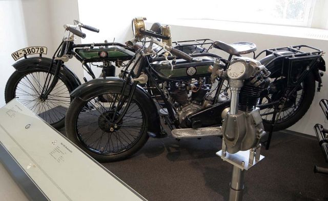 NSU 500 mit Zweizylinder-Motor und 11 PS sowie NSU 250 ccm Einzylinder 2 PS, Baujahr 1927 - Motorradmuseum Schloss Augustusburg NSU 500 mit Zweizylinder-Motor und 11 PS sowie NSU 250 ccm Einzylinder 2 PS, Baujahr 1927 - Motorradmuseum Schloss Augustusburg