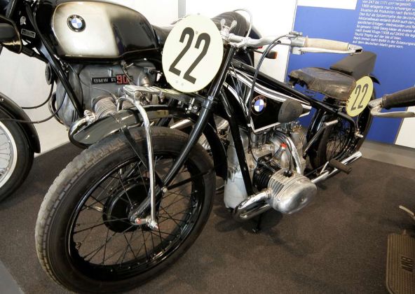 BMW R 63, Baujahr 1929, Zweizylinder, 735 ccm, 24 PS, 120 kmh, seriennahe Rennmaschine - Motorradmuseum Schloss Augustusburg BMW R 63, Baujahr 1929, Zweizylinder, 735 ccm, 24 PS, 120 kmh, seriennahe Rennmaschine - Motorradmuseum Schloss Augustusburg