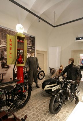 Motorradmuseum Schloss Augustusburg - der Nachbau einer historischen Tankstelle Motorradmuseum Schloss Augustusburg - der Nachbau einer historischen Tankstelle