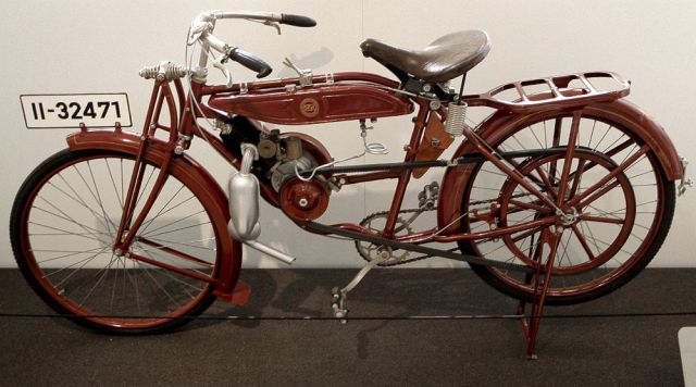 DKW, das Reichsfahrtmodell Baujahr 1922 - 142,5 ccm Einzylinder-Zweitaktmotor mit Schlitzsteuerung und Querstromspülung, 1,5 PS - Motorradmuseum Schloss Augustusburg DKW, das Reichsfahrtmodell Baujahr 1922 - 142,5 ccm Einzylinder-Zweitaktmotor mit Schlitzsteuerung und Querstromspülung, 1,5 PS - Motorradmuseum Schloss Augustusburg