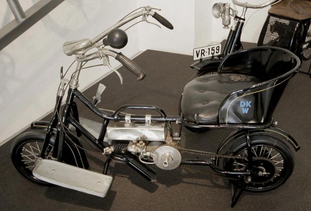 DKW Golem, Sesselrad mit liegend eingebautem 118‑cccm‑Zweitakt‑Einzylindermotor - Baujahre 1921 und 1922 - Motorradmuseum Schloss Augustusburg DKW Golem, Sesselrad mit liegend eingebautem 118‑cccm‑Zweitakt‑Einzylindermotor - Baujahre 1921 und 1922 - Motorradmuseum Schloss Augustusburg