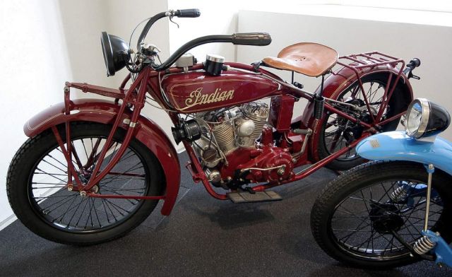Indian Chief, Baujahr 1926 - Zweizylinder-Viertakt-V-Motor, 1.000 ccm, 20 PS - Motorradmuseum Schloss Augustusburg Indian Chief, Baujahr 1926 - Zweizylinder-Viertakt-V-Motor, 1.000 ccm, 20 PS - Motorradmuseum Schloss Augustusburg