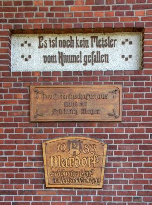 Plaketten an der Neuen Alte Schule, dem Dorfgemeinschaftshaus Mardorfs
