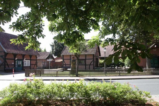 Mardorf - ein dörfliches Fachwerk-Ensemble mit der Kiepenfrau Mardorf - ein dörfliches Fachwerk-Ensemble mit der Kiepenfrau