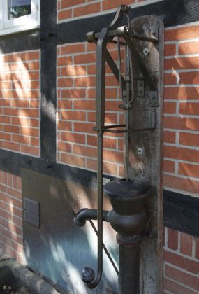 Eine historische Schwengelpumpe am Heimatmuseum Josef Boslar in Mardorf Eine historische Schwengelpumpe am Heimatmuseum Josef Boslar in Mardorf