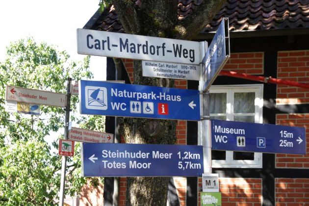 Ein Wegweiser am Aloys-Bunge-Platz in Mardorf Ein Wegweiser am Aloys-Bunge-Platz in Mardorf