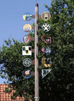 Der Wappenmast auf dem Aloys-Bunge-Platz in Mardorf	