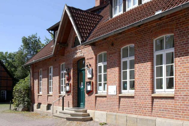 Die Alte Schule von Mardorf beherbergt heute ein Restaurant