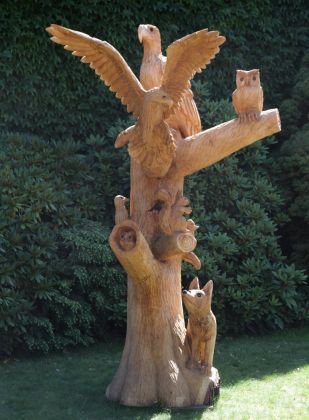Eine gelungene Holz-Skulptur vor einem Bauernhof an der Mardorfer Strasse