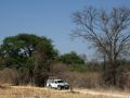 Mit dem Dachzelt-Safari-Fahrzeug auf einer Nebenstrasse im Caprivistreifen von Namibia auf dem Weg nach Botswana