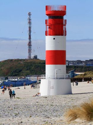Das Leuchtfeuer Helgoland Düne, ein zehn Meter hoher Stahlrohrmast - Richt- und Leitfeuer, Baujahr 1936 Das Leuchtfeuer Helgoland Düne, ein zehn Meter hoher Stahlrohrmast - Richt- und Leitfeuer, Baujahr 1936
