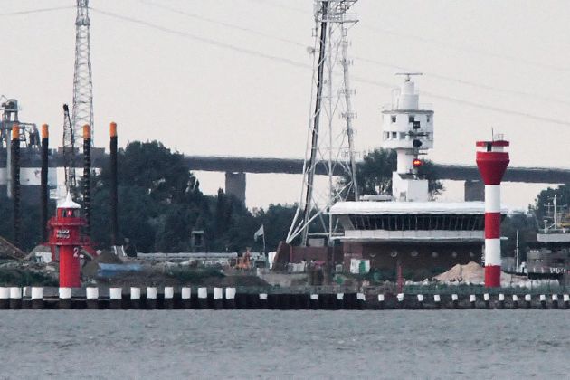 Brunsbüttel, Schleswig-Holstein - Neuer Leuchtturm Molenkopf 2 ( links ) und Unterfeuer Schleuseninsel Brunsbüttel, Schleswig-Holstein - Neuer Leuchtturm Molenkopf 2 ( links ) und Unterfeuer Schleuseninsel