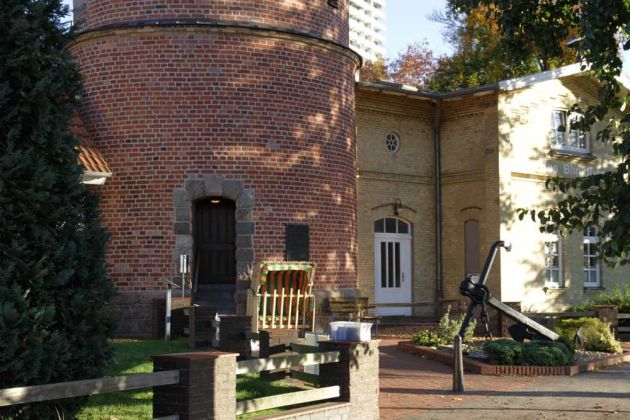 Alter Leuchtturm Travemünde an der Ostseeküste von Schleswig-Holstein - Höhe 31 Meter, ältester Leuchtturm Deutschlands, erste urkundliche Erwähnung im Jahre 1330 Alter Leuchtturm Travemünde an der Ostseeküste von Schleswig-Holstein - Höhe 31 Meter, ältester Leuchtturm Deutschlands, erste urkundliche Erwähnung im Jahre 1330