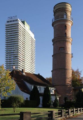 Alter Leuchtturm Travemünde an der Ostseeküste von Schleswig-Holstein - Höhe 31 Meter, ältester Leuchtturm Deutschlands, erste urkundliche Erwähnung im Jahre 1330 Alter Leuchtturm Travemünde an der Ostseeküste von Schleswig-Holstein - Höhe 31 Meter, ältester Leuchtturm Deutschlands, erste urkundliche Erwähnung im Jahre 1330