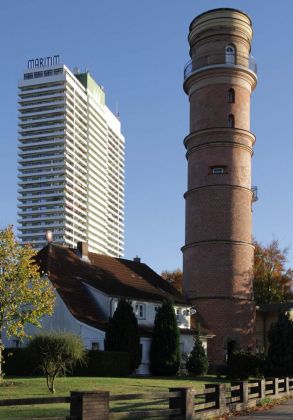 Alter Leuchtturm Travemünde - Ostseeküste, Schleswig-Holstein - ältester Leuchtturm Deutschlands, erste urkundliche Erwähnung im Jahre 1330.