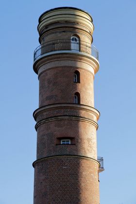 Alter Leuchtturm Travemünde an der Ostseeküste von Schleswig-Holstein - Höhe 31 Meter, ältester Leuchtturm Deutschlands, erste urkundliche Erwähnung im Jahre 1330 Alter Leuchtturm Travemünde an der Ostseeküste von Schleswig-Holstein - Höhe 31 Meter, ältester Leuchtturm Deutschlands, erste urkundliche Erwähnung im Jahre 1330
