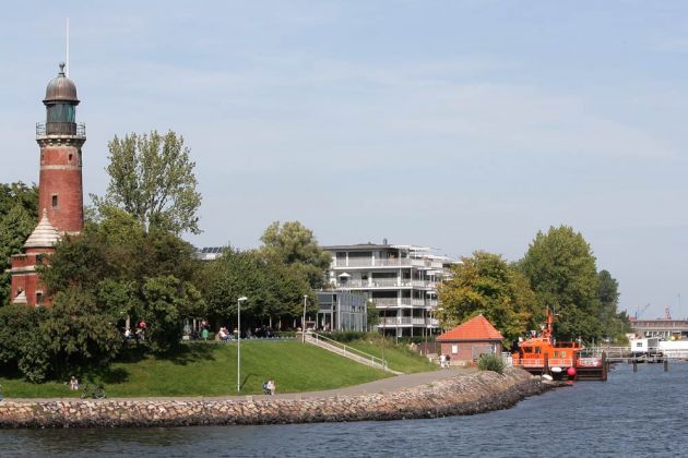 Leuchtfeuer Kiel, am Thiessenkai der Holtenauer Schleusen Nordseite, ein roter Backsteinturm, Höhe 20 Meter, Bauzeit 1887 bis 1895 Leuchtfeuer Kiel, am Thiessenkai der Holtenauer Schleusen Nordseite, ein roter Backsteinturm, Höhe 20 Meter, Bauzeit 1887 bis 1895