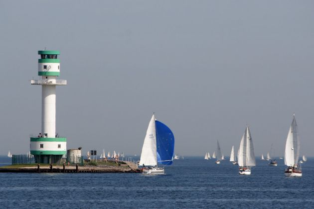 Leuchtfeuer Kiel-Friedrichsort an der Friedrichsorter Enge der Kieler Förde - Höhe 31,7 Meter, Bauzeit 1965 bis 1971 Leuchtfeuer Kiel-Friedrichsort an der Friedrichsorter Enge der Kieler Förde - Höhe 31,7 Meter, Bauzeit 1965 bis 1971