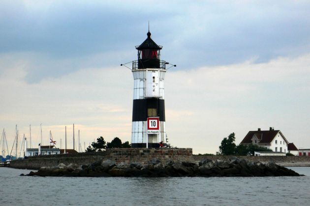 Der 15 Meter hohe Leuchtturm Schleimünde auf der Lotseninsel an der Ostseeküste Schleswig-Holsteins, hier noch im alten schwarzweissen Anstrich - in Betrieb seit 1871 Der 15 Meter hohe Leuchtturm Schleimünde auf der Lotseninsel an der Ostseeküste Schleswig-Holsteins, hier noch im alten schwarzweissen Anstrich - in Betrieb seit 1871