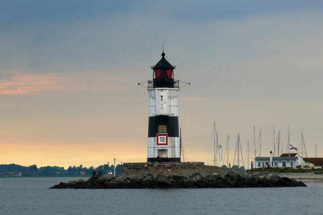 Der 15 Meter hohe Leuchtturm Schleimünde auf der Lotseninsel an der Ostseeküste Schleswig-Holsteins, hier noch im alten schwarzweissen Anstrich - in Betrieb seit 1871 Der 15 Meter hohe Leuchtturm Schleimünde auf der Lotseninsel an der Ostseeküste Schleswig-Holsteins, hier noch im alten schwarzweissen Anstrich - in Betrieb seit 1871