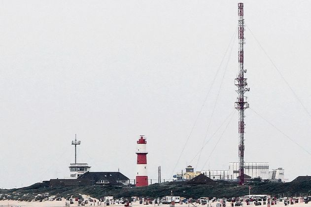 Nordseeinsel Borkum, Ostfriesland - der rotweisse kleine Leuchtturm, auch 'Elektrischer Leuchtturm' genannt ist 32 Meter hoch und wurde 1890 fertig gestellt Nordseeinsel Borkum, Ostfriesland - der rotweisse kleine Leuchtturm, auch 'Elektrischer Leuchtturm' genannt ist 32 Meter hoch und wurde 1890 fertig gestellt