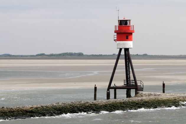 Die Dreibeinbake Fischerbalje am Kopf des Borkumer Leitdamms, fünfzehn Meter hohes Orientierungsfeuer seit 1961 - Nordseeinsel Borkum, Ostfriesland, Die Dreibeinbake Fischerbalje am Kopf des Borkumer Leitdamms, fünfzehn Meter hohes Orientierungsfeuer seit 1961 - Nordseeinsel Borkum, Ostfriesland,