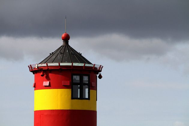 Die Spitze des gusseisernen, elf Meter hohen Pilsumer Leuchtturms bei Krummhörn, eines der bekanntesten Wahrzeichen Ostfrieslands