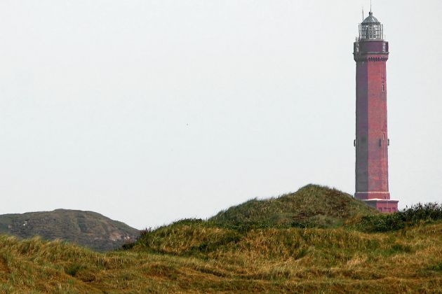 Der denkmalgeschützte 54,6 m hohe Große Norderneyer Leuchtturm der Baujahre 1871 bis 1874 steht auf einer zehn Meter hohen Düne