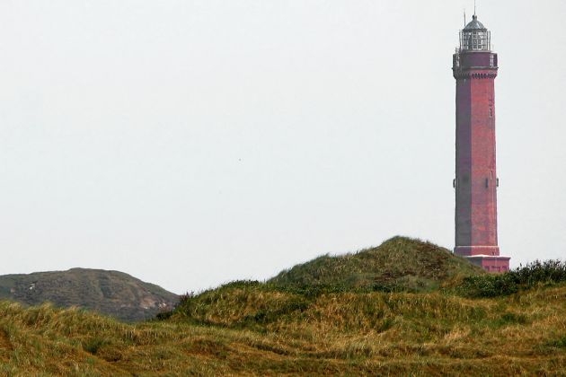 Der denkmalgeschützte 54,6 m hohe Große Norderneyer Leuchtturm der Baujahre 1871 bis 1874 steht auf einer zehn Meter hohen Düne Der denkmalgeschützte 54,6 m hohe Große Norderneyer Leuchtturm der Baujahre 1871 bis 1874 steht auf einer zehn Meter hohen Düne