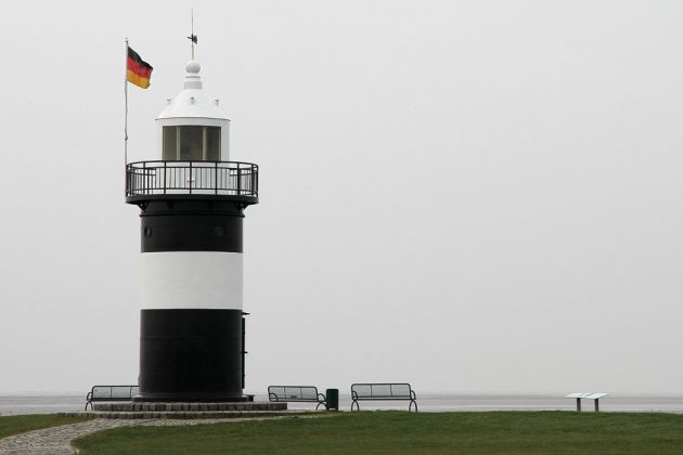 Quermarkenfeuer Wremer Tief - der zehn Meter hohe Leuchtturm 'Kleiner Preusse' des Baujahres 1906 in Wremen an der Wesermündung Quermarkenfeuer Wremer Tief - der zehn Meter hohe Leuchtturm 'Kleiner Preusse' des Baujahres 1906 in Wremen an der Wesermündung