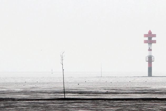 Richtfeuer Solthörn, rotes Rohr mit zwei weissen Bändern und roter Doppelgalerie in der Wesermündung Richtfeuer Solthörn, rotes Rohr mit zwei weissen Bändern und roter Doppelgalerie in der Wesermündung