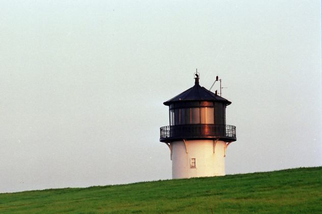 Cuxhaven-Altenbruch - Alter Turm Altenbruch, die 'Dicke Berta' - Unter- und Querfeuer mit einer Turmhöhe von 13 Metern, vom Sockel bis zur Dachspitze, gebaut 1899 Cuxhaven-Altenbruch - Alter Turm Altenbruch, die 'Dicke Berta' - Unter- und Querfeuer mit einer Turmhöhe von 13 Metern, vom Sockel bis zur Dachspitze, gebaut 1899