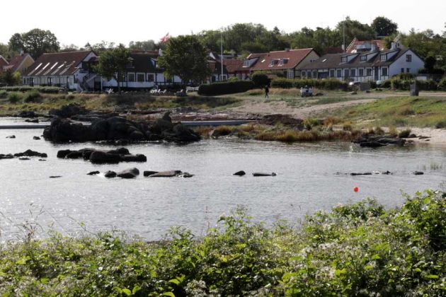 Ein kleiner Sandstrand südlich der Nordbornholmer Räucherei in Allinge auf Bornholm Ein kleiner Sandstrand südlich der Nordbornholmer Räucherei in Allinge auf Bornholm