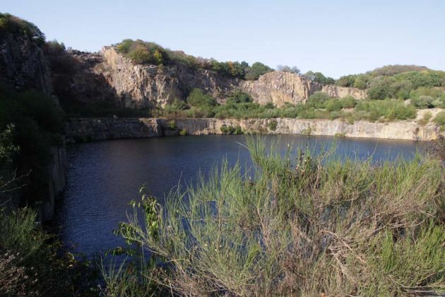 Der Kristalsøen in einem ehemaligen Granit-Steinbruch am Hammeren Der Kristalsøen in einem ehemaligen Granit-Steinbruch am Hammeren