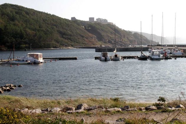 Der Hammerhavn, im Hintergrund die Burgruine Hammershus - Bornholm, Dänemark Der Hammerhavn, im Hintergrund die Burgruine Hammershus - Bornholm, Dänemark