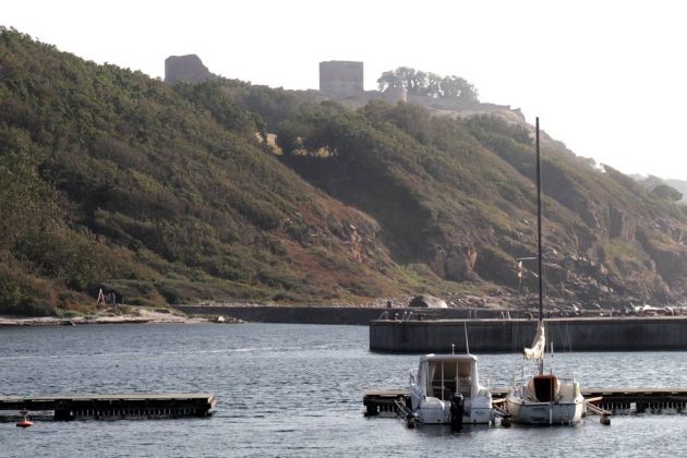 Der Hammerhavn, im Hintergrund die Burgruine Hammershus - Bornholm, Dänemark Der Hammerhavn, im Hintergrund die Burgruine Hammershus - Bornholm, Dänemark