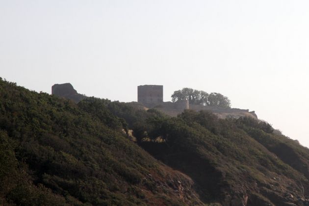 Der Blicjk vom Hammerhavn auf die Burgruine Hammershus Der Blicjk vom Hammerhavn auf die Burgruine Hammershus