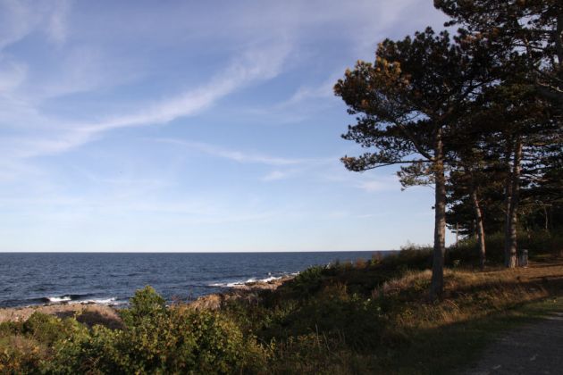 Der Wanderweg entlang des Hammerknudens zum Leuchtturm Hammer Odde Fyr - Sandvig auf Bornholm Der Wanderweg entlang des Hammerknudens zum Leuchtturm Hammer Odde Fyr - Sandvig auf Bornholm
