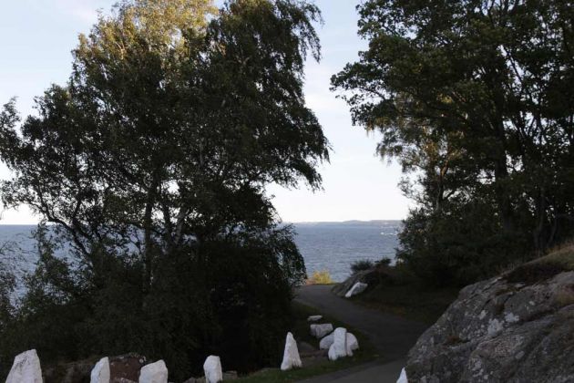 Der Wanderweg entlang des Hammerknudens zum Leuchtturm Hammer Odde Fyr - Sandvig auf Bornholm Der Wanderweg entlang des Hammerknudens zum Leuchtturm Hammer Odde Fyr - Sandvig auf Bornholm