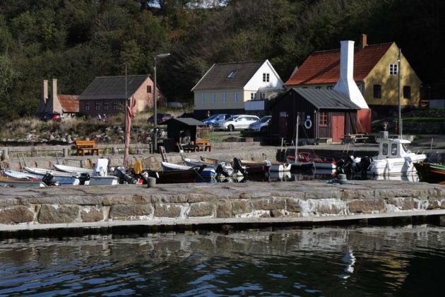 Am Helligpeder Havn - der Hafen des Fischerrdorfes Helligpeder auf Bornholm Am Helligpeder Havn - der Hafen des Fischerrdorfes Helligpeder auf Bornholm