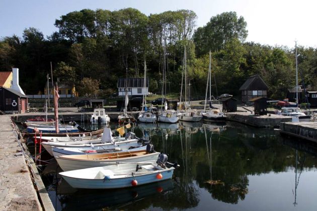 Helligpeder Havn - der Hafen des Fischerrdorfes Helligpeder auf Bornholm Helligpeder Havn - der Hafen des Fischerrdorfes Helligpeder auf Bornholm