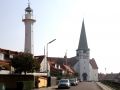 Der Leuchtturm Rønne Bagfyr des Baujahres 1880 mit der Nikolai Kirche - Bornholm, Dänemark