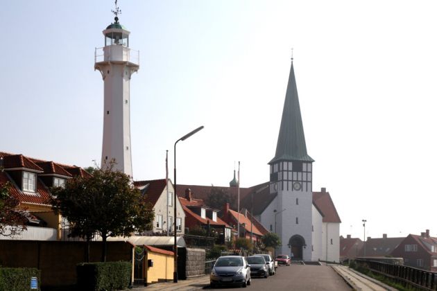 Der Leuchtturm Rønne Bagfyr des Baujahres 1880 mit der Nikolai Kirche - Bornholm, Dänemark